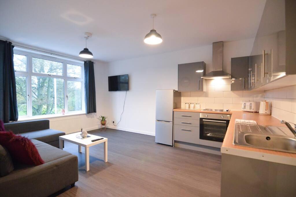 Contemporary 3 Bedroom Flat Кърколди Екстериор снимка